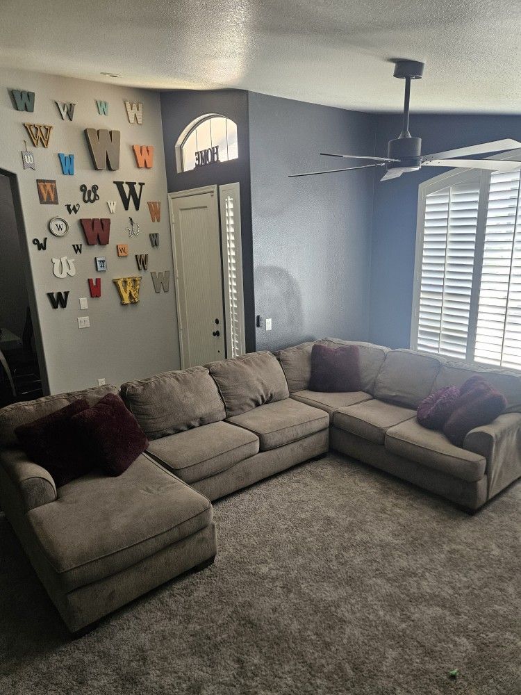 Sectional Couch w/Chase Lounge