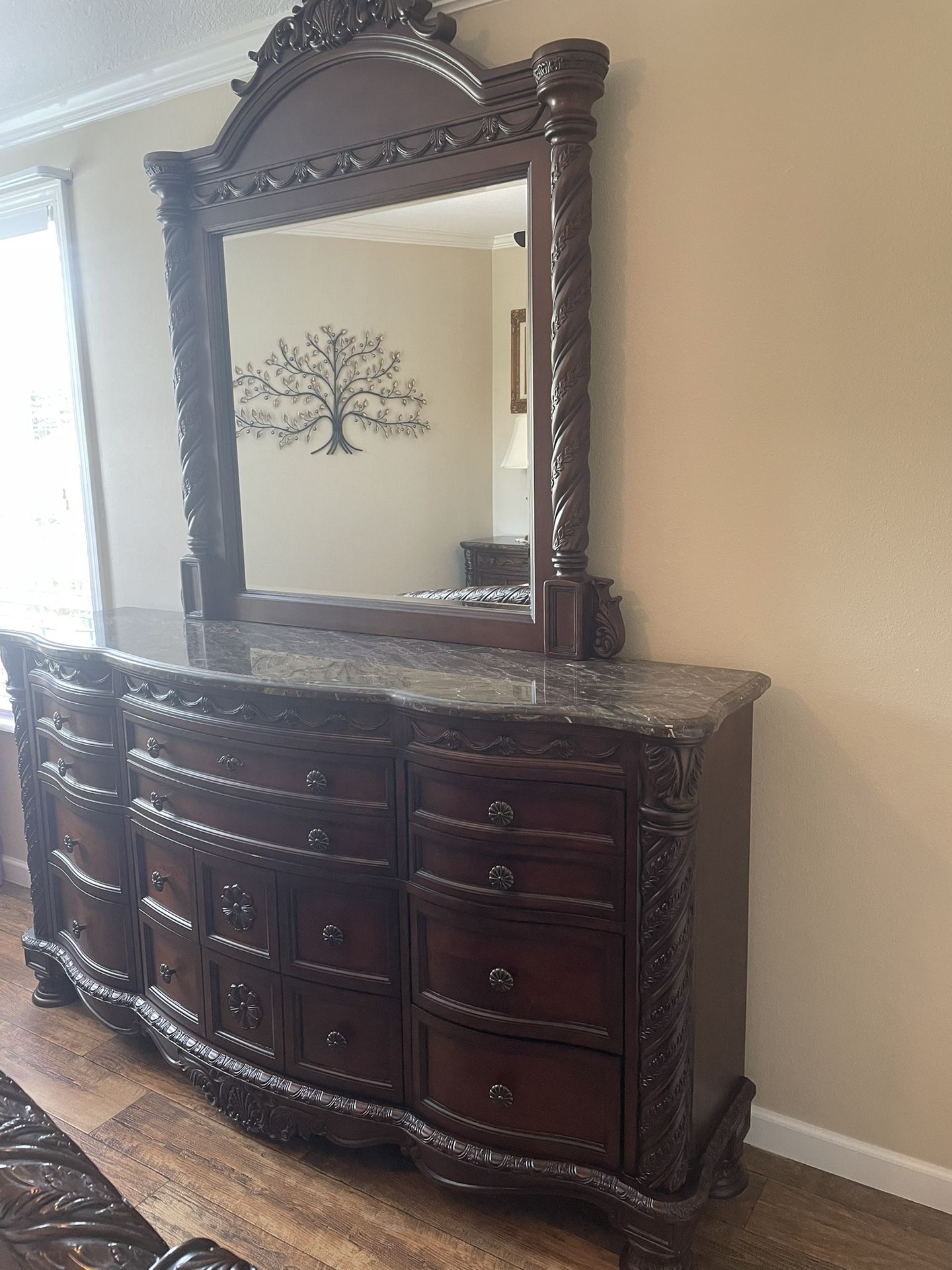 👑 Ashley Furniture - King Bedroom Set - Excellent Condition