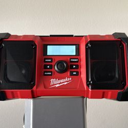MILWAUKEE RADIO/BATTERY CHARGER