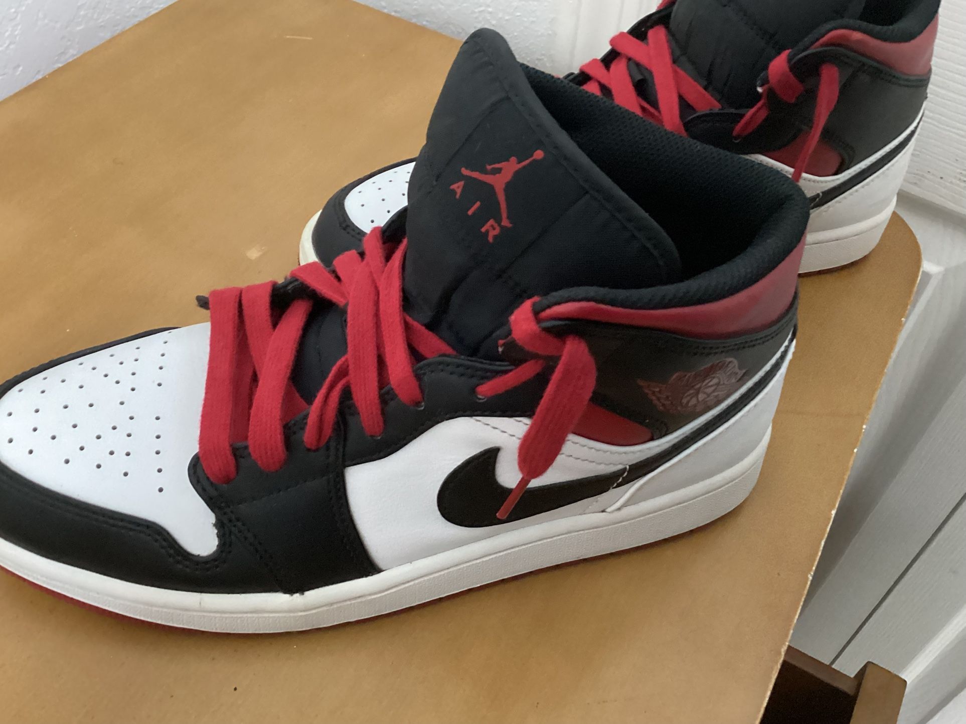 Air Jordan 1 Mid Black White Red – Men’s Size 9 – Like New