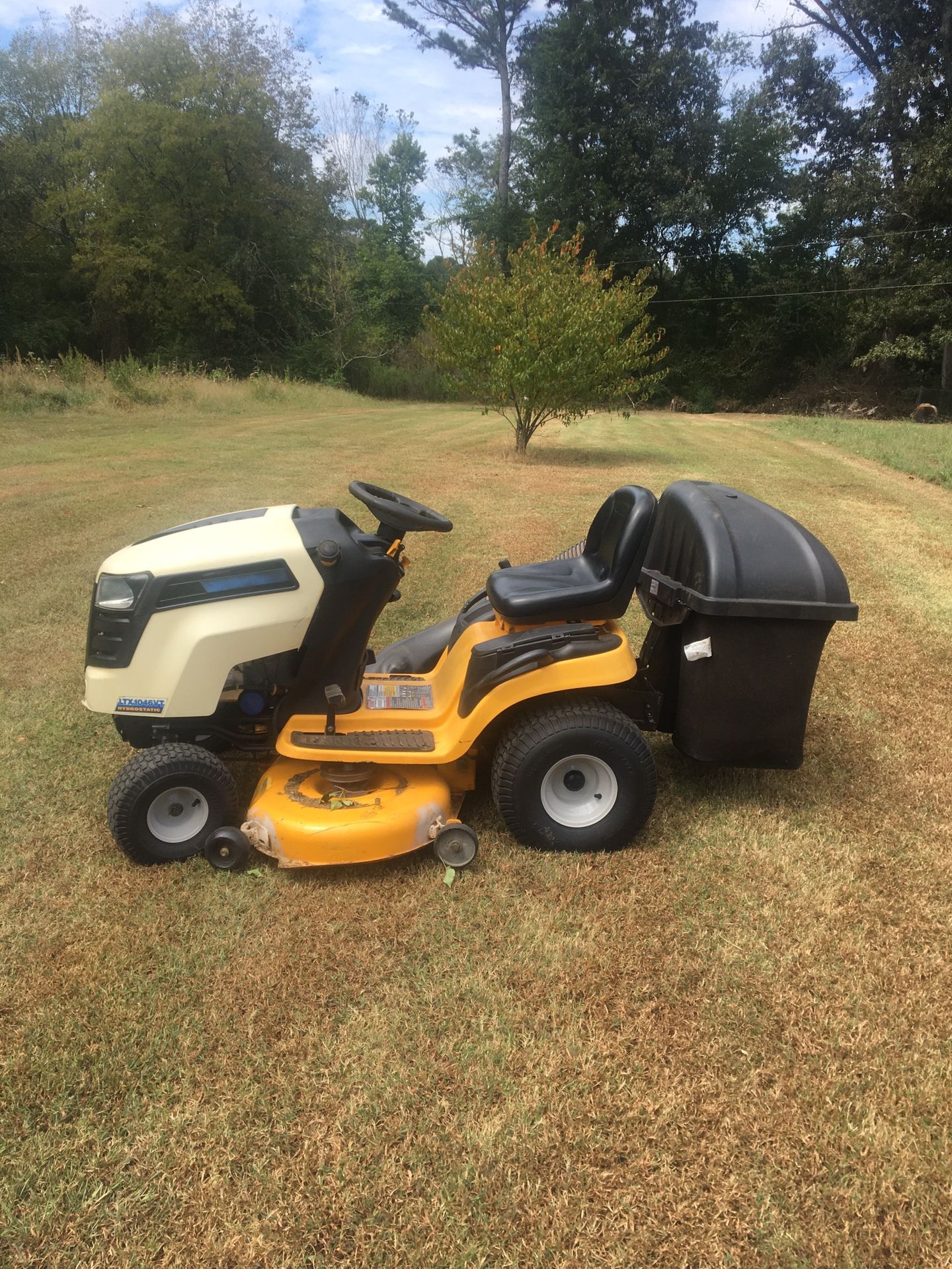 Cub Cadet LTX 1046 VT Riding Lawnmower