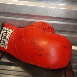 Signed boxing glove Thomas the Hitman Hearns