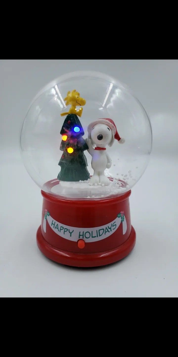 SALE PEANUTS Snoopy, Woodstock, Tree Musical and lights Christmas Snow Globe Holiday Decor Vintage