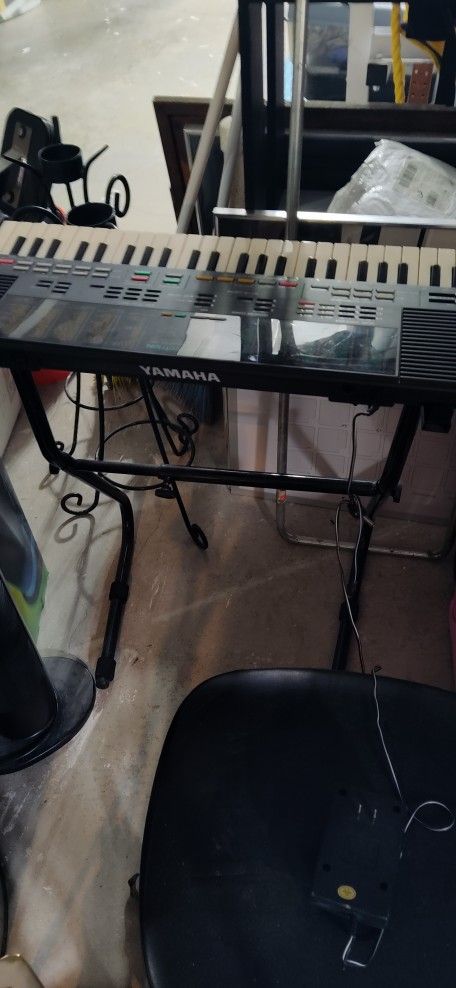Yamaha PSS 480 Keyboard And Stand