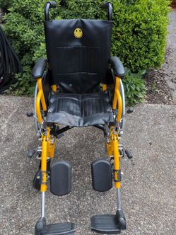 Pediatric wheel chair - medline