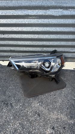 2021 to 2024 Toyota 4Runner driver side headlight OEM Good condition ￼