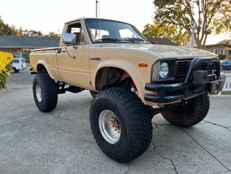 Hilux Toyota pickup 4x4 Offroad trail rig 4 cylinder 22R with 5 speed trade
