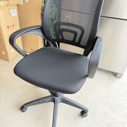 The BestOffice Ergonomic Mesh Office Chair blends comfort, functionality, and style perfect for home offices, workspaces, and study areas. The 100% ve