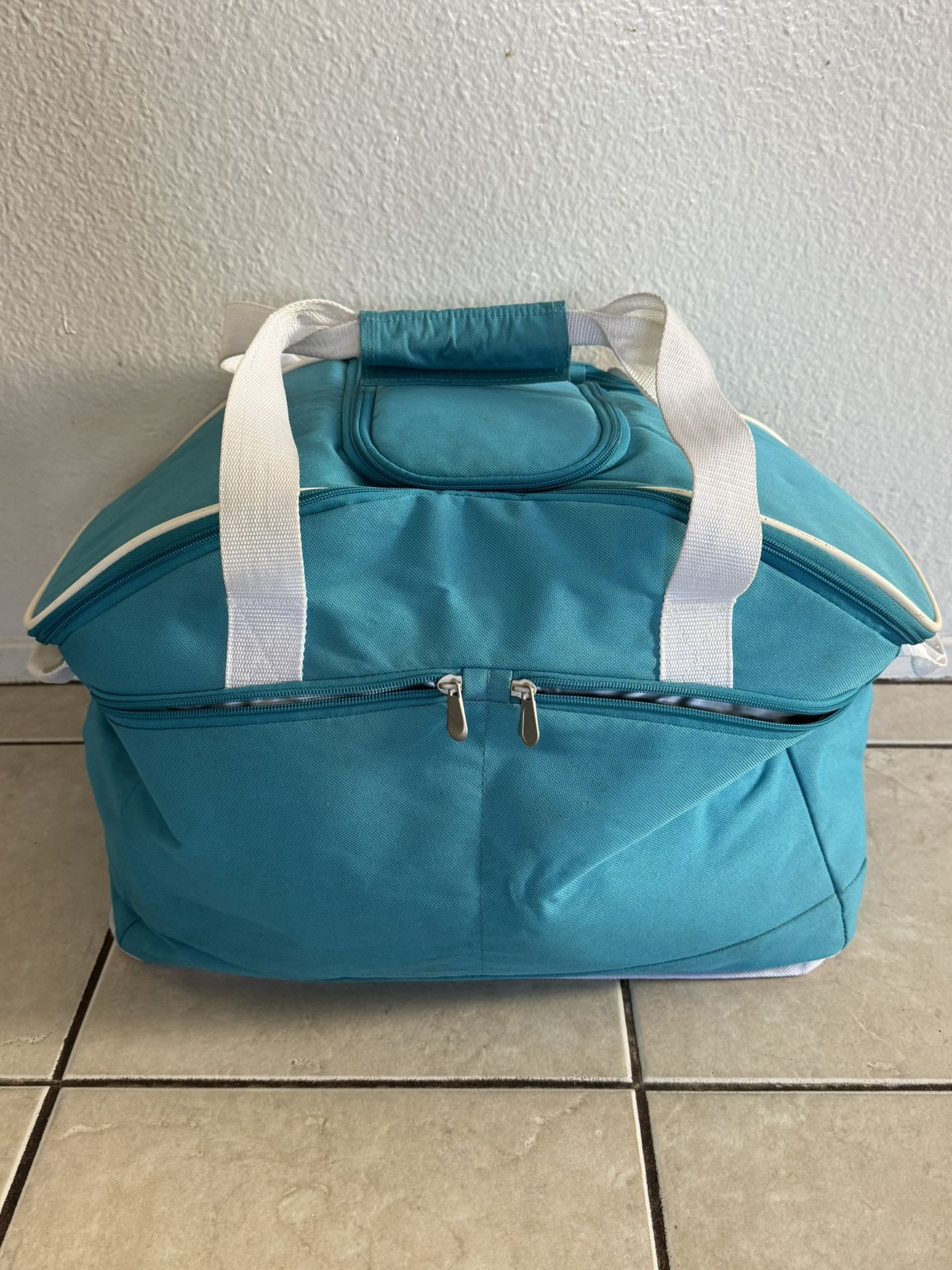Cooler Bag With Multiple Pockets