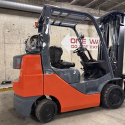 TOYOTA M8 forklift,6600 lb, 3 stage, side shift 