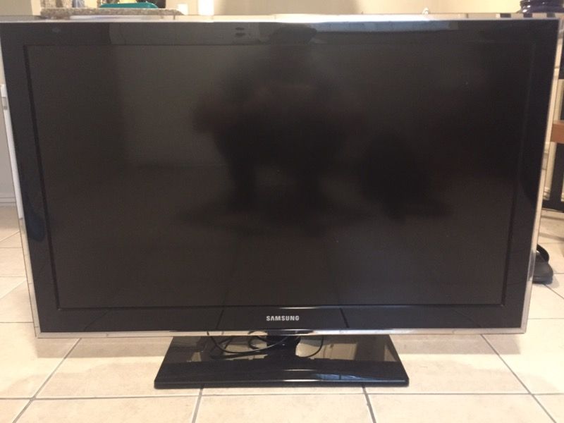 Samsung LN40D550 40-Inch 1080p 60 Hz LCD HDTV (Black) [2011 MODEL] (2011 Model)