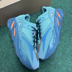 YEEZY 700 FADED AZURE SIZE 8.5