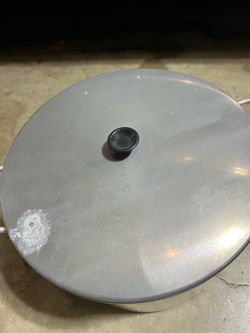 Large aluminum pot with wire basket
