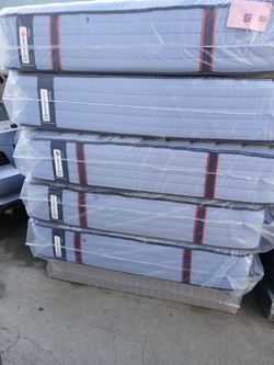 Sealy mattress for sale 

Sealy Posturepedic Pro firm Queen 14" 

Brand new Mattress 
