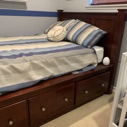 Full size storage bed (6 drawers) - Mahogany stained.