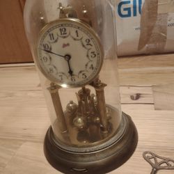 Beautiful Vintage Clock With Winding Key