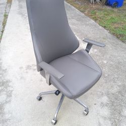 Swivel Relcining Chair $30