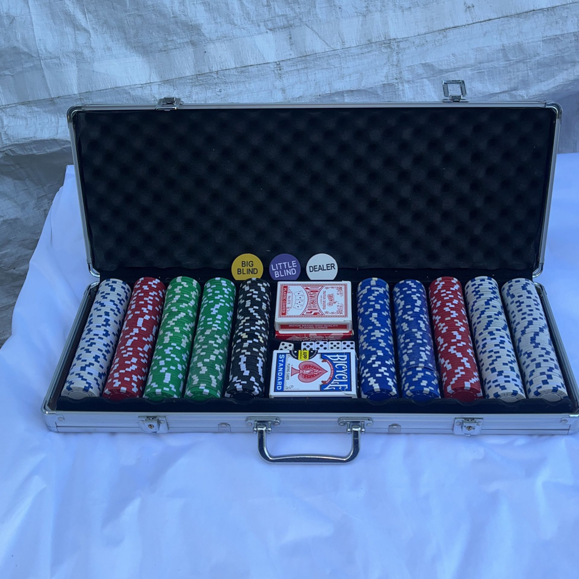 500  Casino Style Poker chips.. w/Case