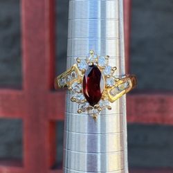 Gorgeous Cocktail Ring Gold Tone And Ruby Like Stone 