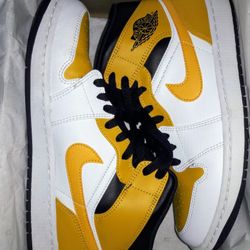 ** NIKE AIR JORDAN 1 UNIVERSITY GOLD SNEAKERS/ SIZE 9