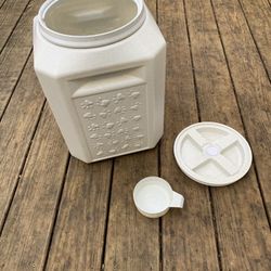 Pet Food Vault