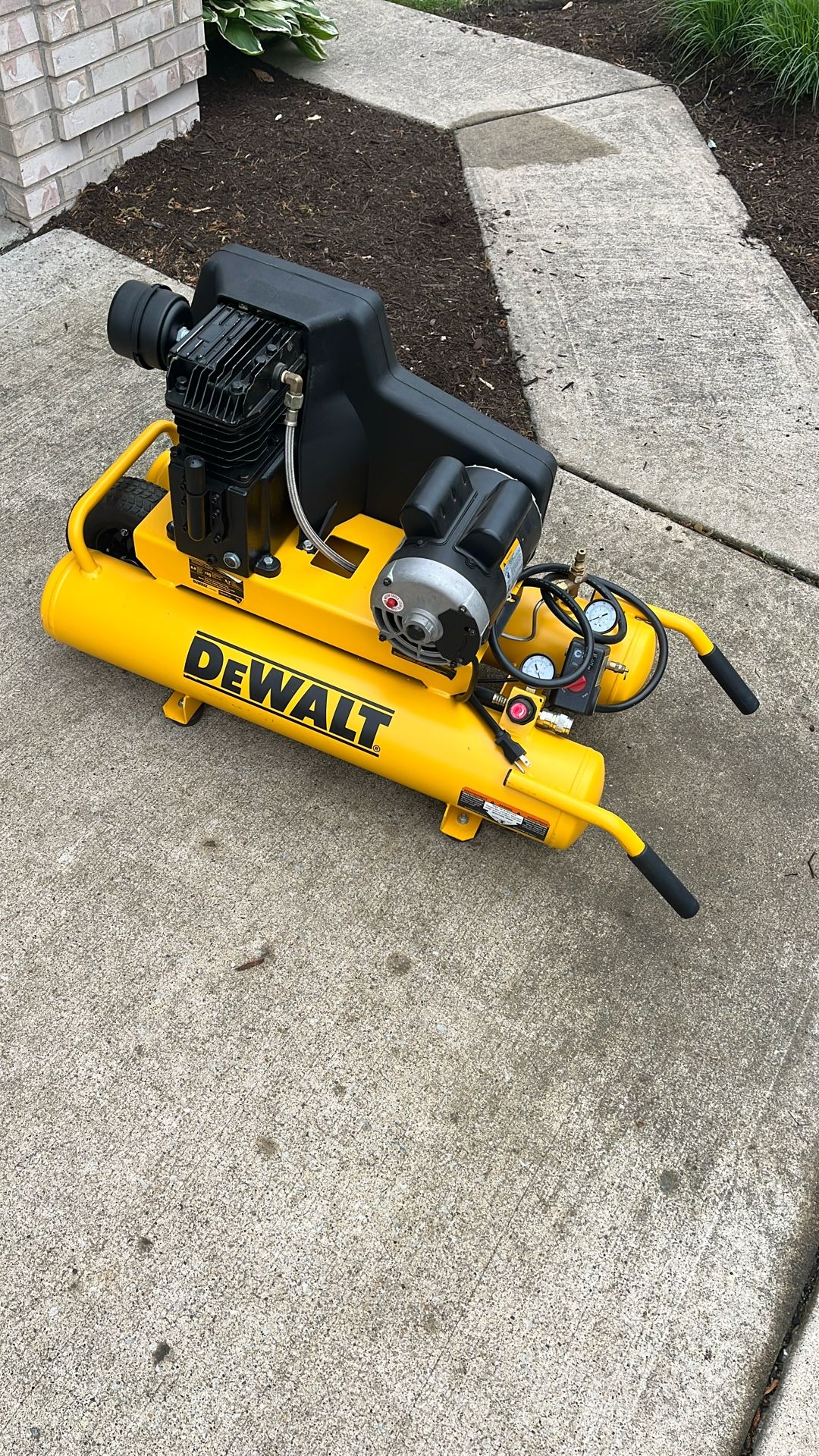 DEWALT Wheelbarrow Air Compressor 120v/240v