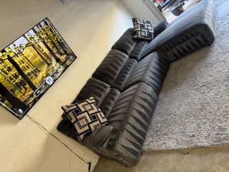 🌟 Living Spaces gorgeous/soft Grey reclining couch 🛋 ( FREE DELIVERY)