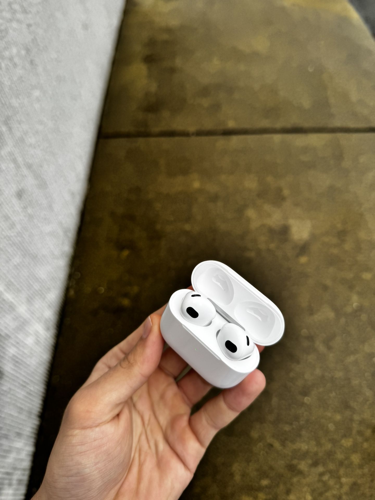 AirPods 3 Generation - Serial Number: DY2WN2XJ26