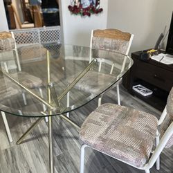 Mesa De Vidrio Con Sillas ( Glass Table With Chairs )