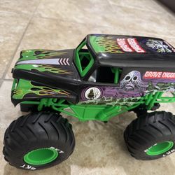 Monster Jam Grave Digger Die-Cast Vehicle 1:24 Scale