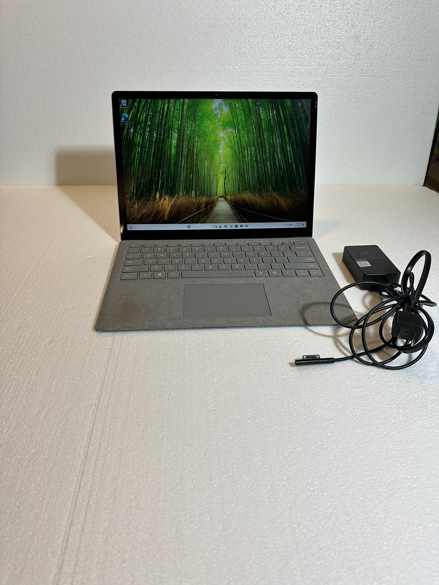 Microsoft Surface laptop 2 model 1796-i5  Touchscreen
