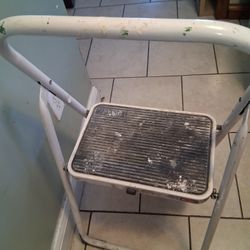 Escalera 2 Peldaños, Alto 19",Usada Buenas Condiciones 