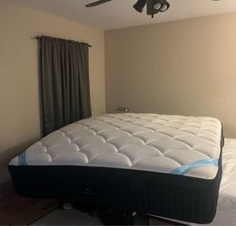 King Size Dream Cloud Premier Hybrid Mattress Gently Used Non Smoking Home