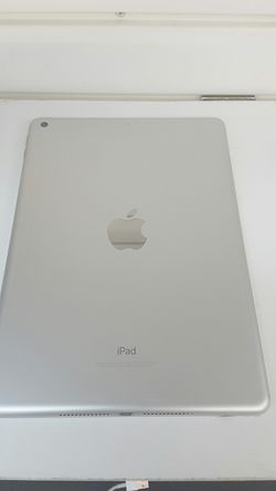 Apple Ipad 5th generation 32gb wifi 9.7in white and silver