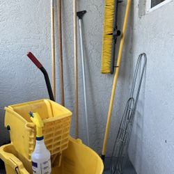 🧹 Cleaning Supplies Bundle 