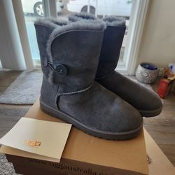 NEW IN BOX  UGG BAILEY BUTTON II Womens Boots Grey Size 10 $90 OBO (SE San Diego)
