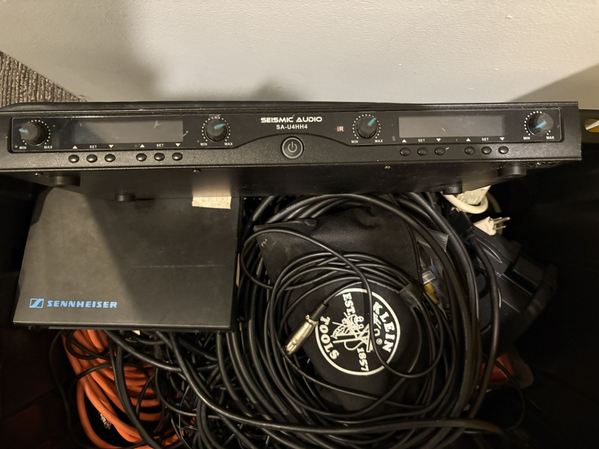 Seismic 4 channel WIRELESS Mic SET + FREE XLR + Y ADAPTERS