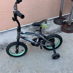 3-wheeled bicycle in good condition for small children; it just needs a cleaning.