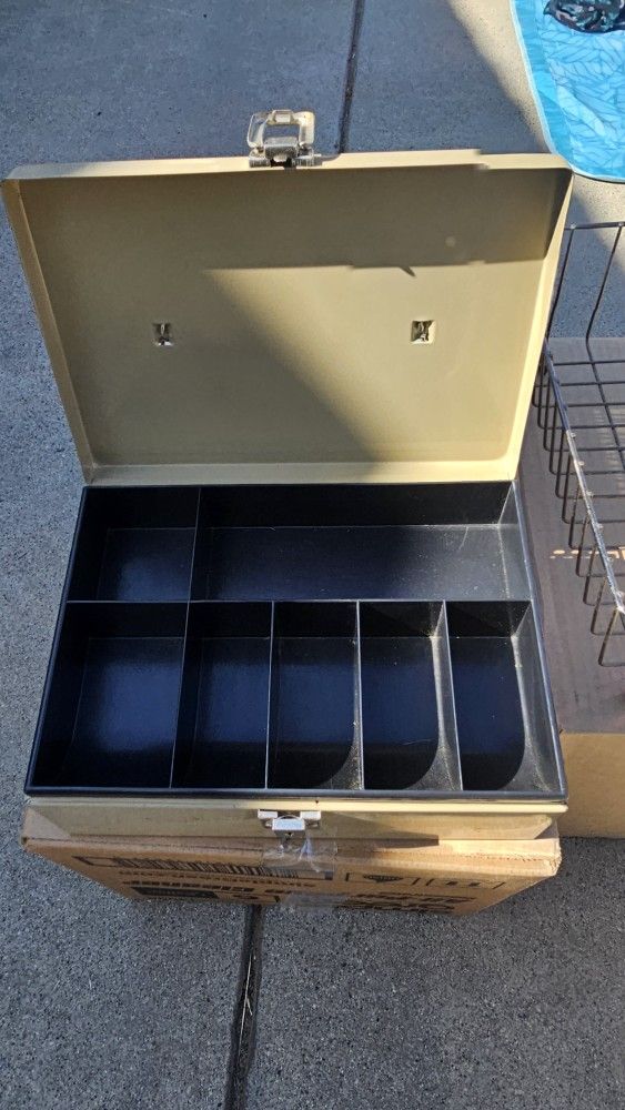 Cash box