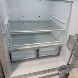 Like New Stove And Refrigerator 