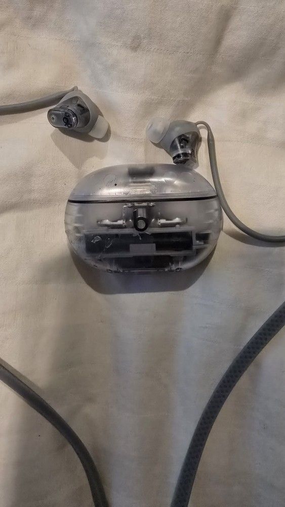 Beats Studio + With Add On Headphone Holder Clear