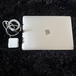 Silver 2019 macbook air / Comes with charger and block