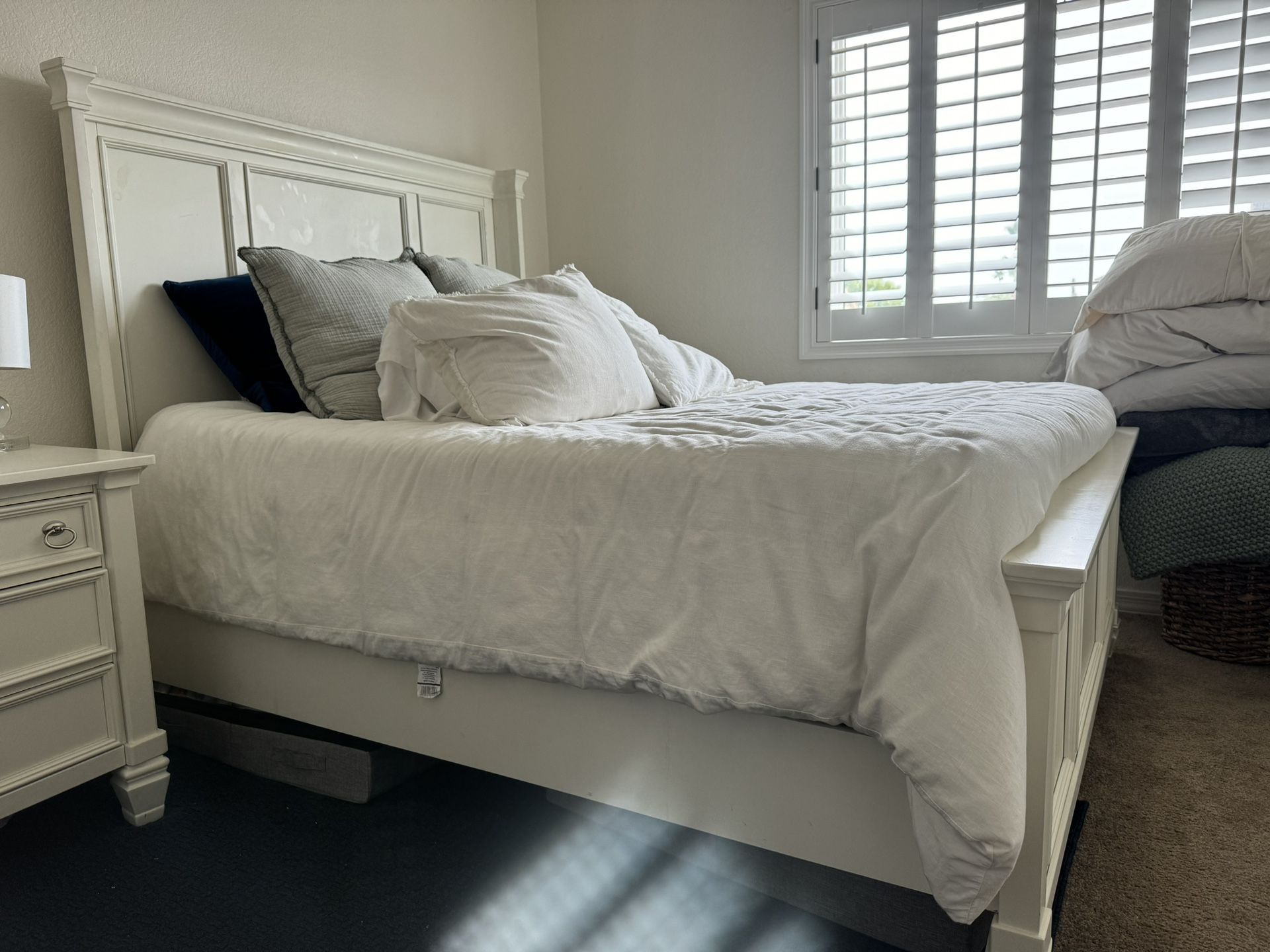 White, Sturdy Bed frame QUEEN size for Sale in Glendale, AZ OfferUp