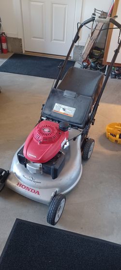 Very nice Honda hrr 216 self-propelled lawn mower with Quadra blade cutting system starts easy runs perfect