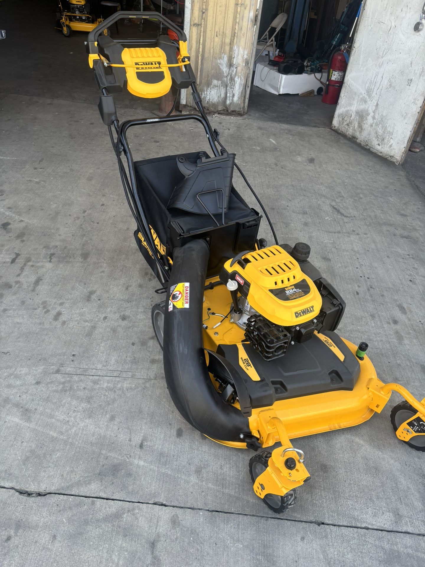 28 in. 224cc E-GOV Engine 3-in-1 Gas RWD Self-Propelled Lawn Mower with High Rear Wheels Motor Comercial