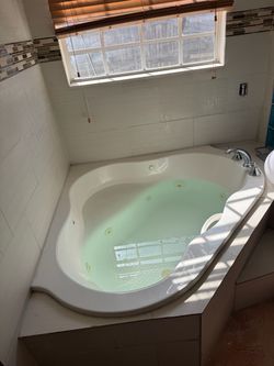 White Corner Whirlpool Jetted Soaking Bathtub