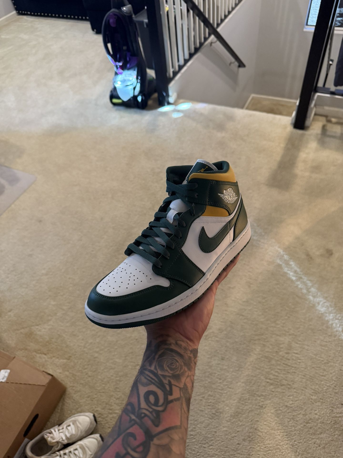 🔥 Air Jordan 1 Mid “Green & Gold” — Size 12 — Like New
