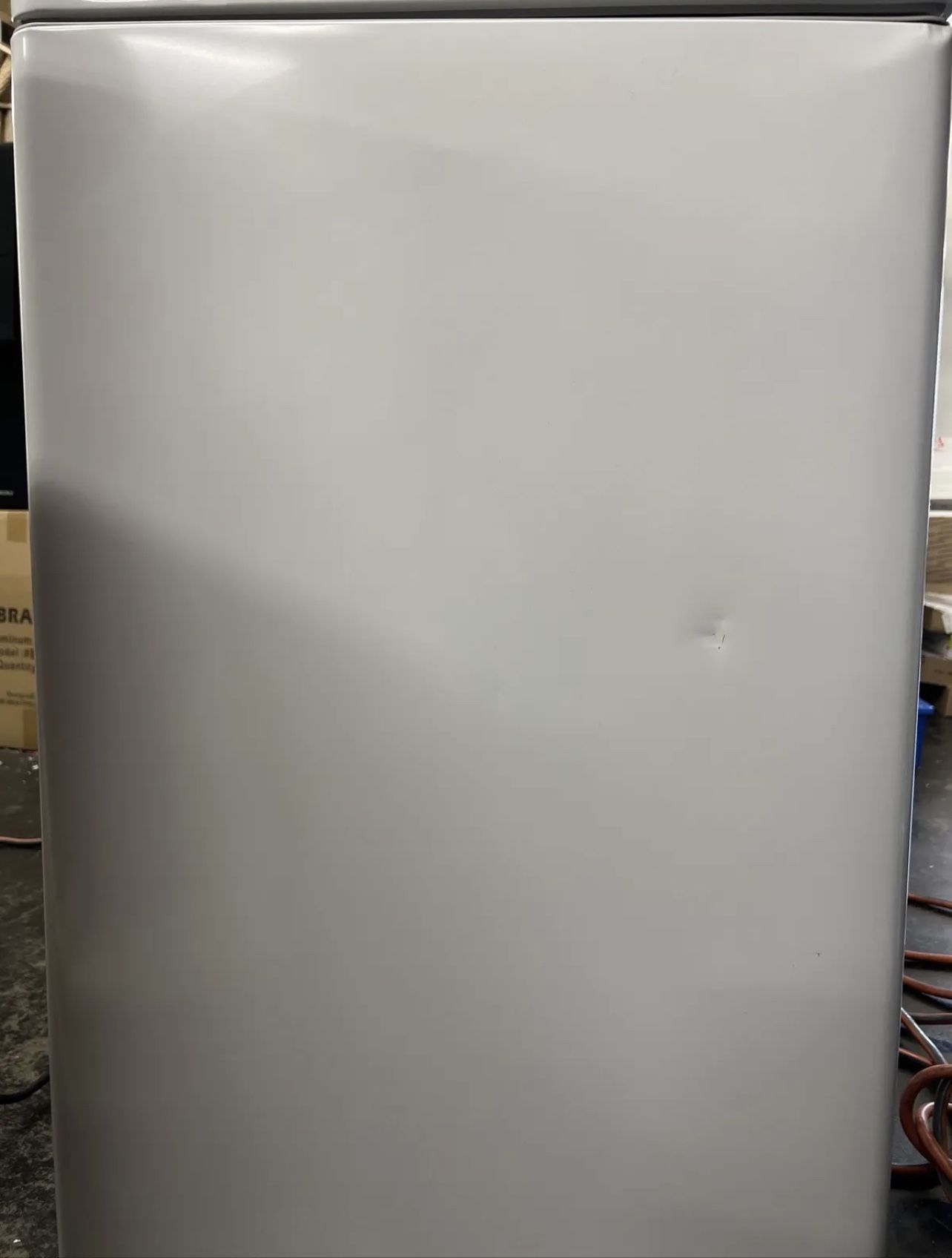 Midea 7.0 cu ft Chest Freezer with Interior LED Light, MRC07M7AWW Used
