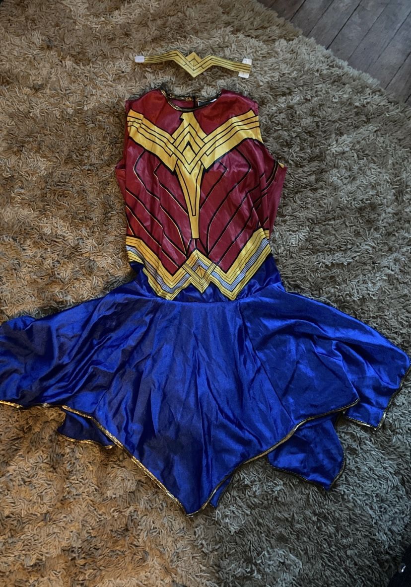 Wonder Woman Halloween Costume Women’s size Large