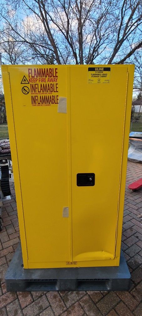 Flammable 55 gallon drum storage cabinet single drum with shelf and keys .
Brand mew never been used however ot has two small dents that does not affe